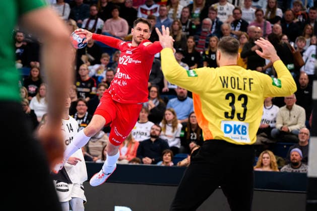 Hannover Handball Laenderspiel Germany Croatia Marin Jelinic Croatia , Goalkeeper Andreas Wolff Germany Hannover ZAG Arena Nordrhein Westfalen Germany