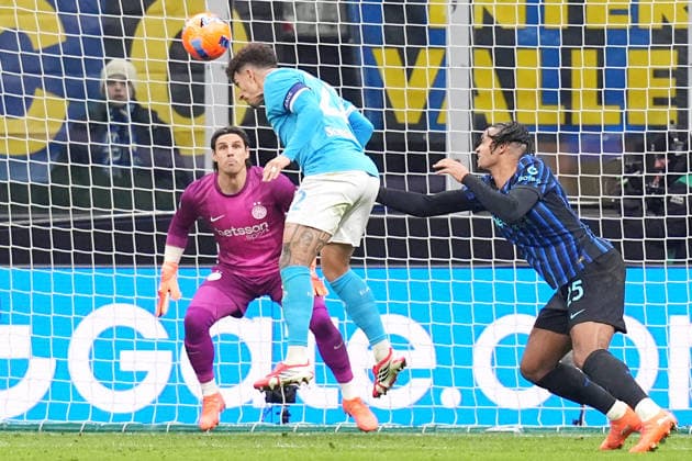 Inter Milan s Manuel Akanji fights for the ball with Napoli™s Giovanni Di Lorenzo during the Serie A soccer match between Inter and Napoli at the San Siro Stadium in Milan , north Italy - Sunday , January 11 , 2026. - Soccer .  Copyright: xSpada LaPressex