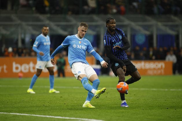 Sam Beukema of SSC Napoli And Marcus Thuram of FC Inter during the Italian Serie A, 2025 26 season, football match between FC Inter and SSC Napoli on 11 January 2026 at â?? Giueppe Meazza â?? Stadium, San Siro, Milan, Italy. Photo Nderim KACELI  Copyright: xNderimxKaceli IPAxSportx xipa-agency.netx xx IPA_69950232 IPA_Agency_IPA69950232