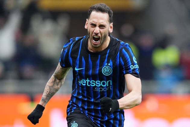Inter Milan s Hakan Calhanoglu celebrates after scoring 2-1 during the Serie A soccer match between Inter and Napoli at the San Siro Stadium in Milan , north Italy - Sunday , January 11 , 2026. - Soccer .  Copyright: xSpada LaPressex