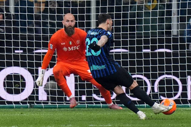 Inter Milan s Hakan Calhanoglu scores 2-1 during the Serie A soccer match between Inter and Napoli at the San Siro Stadium in Milan , north Italy - Sunday , January 11 , 2026. - Soccer .  Copyright: xSpada LaPressex