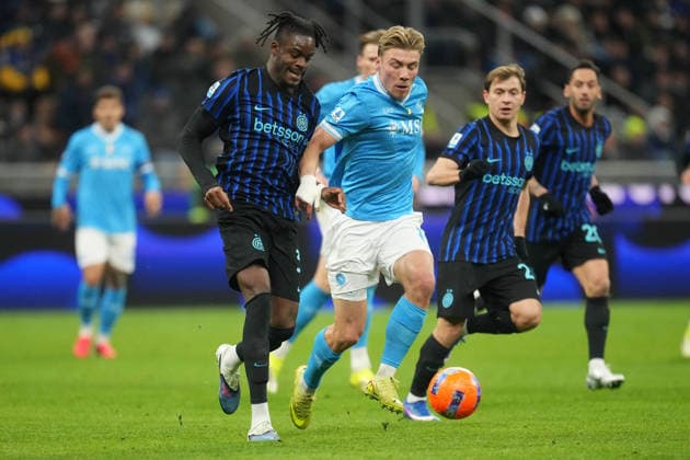 MILAN, ITALY, JANUARY 11: Rasmus Hojlund of SSC Napoli vies with Yann Bisseck during the Serie A match between FC Internazionale Milano and SSC Napoli in Milan, Italy. Copyright: xFOTOAGENZIAx