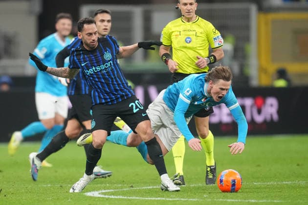 MILAN, ITALY, JANUARY 11: Scott McTominay of SSC Napoli vies with Hakan Calhanoglu of FC Internazionale Milano during the Serie A match between FC Internazionale Milano and SSC Napoli in Milan, Italy. Copyright: xFOTOAGENZIAx