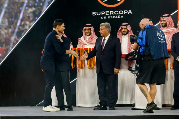FC Barcelona, Barca s president Joan Laporta (C) greets Real Madrid s head coach Xabi Alonso (L) following the Spanish Super Cup final between FC Barcelona and Real Madrid, at King Abdullah Sports City stadium in Jeddah, Saudi Arabia, 11 January 2026. Super Cup of Spain Final - FC Barcelona vs. Real Madrid !ACHTUNG: NUR REDAKTIONELLE NUTZUNG!  Copyright: xKaixFörsterlingx GRAF6528 20260111-55019035065_1
