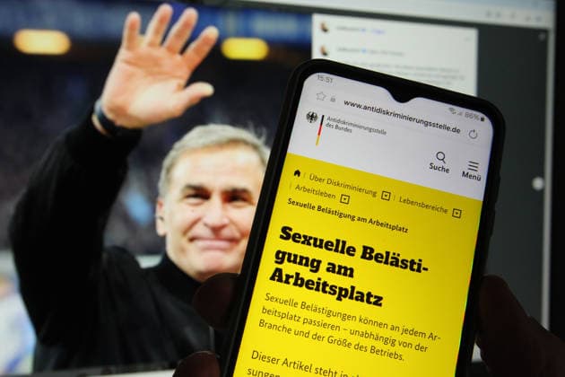 On a smartphone, the website of the Federal Anti-Discrimination Agency was called up, which provides information on offers of help in the event of sexual harassment in the workplace, among other things Behind this, Stefan Kuntzs Instagram account was called up on a laptop with an emotional post after his departure from HSV Fußball AG Co KGaA According to information from Bild, employees of the Bundesliga soccer club accuse the former sports director of the Bundesliga soccer club of having sexually harassed them, Kuntz, who officially resigned from his position at HSV for family reasons, defended himself against the accusations in a further statement published on his Instagram account Symbol image Symbol photo Schnelsen Hamburg
