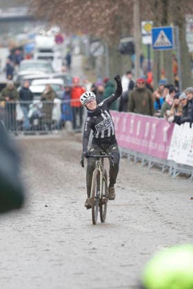 11 01 2026 German Cyclo-cross Championship Bensheim German Cyclo-cross Championship 2026 here shortly before the finish the leader in the Elite Womens race being applauded Judith KRAHL No. 1 Rose Racing Circel Winner German Champion Bensheim Hesse Germany