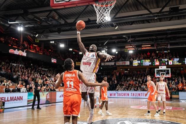 Game action with Charles Thompson 32 Würzburg Baskets throw at the basket on matchday 15 of the EasyCredit BBL in Vechta Charles Thompson 32, Würzburg Baskets with throw at the basket Copyright: xFeyzullahxGökalp feyzofsportsx
