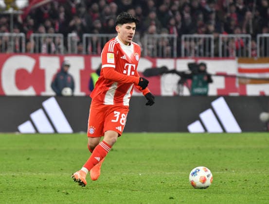 11 01 2026, Allianz Arena, München, GER, 1 FBL, FC Bayern München vs VfL Wolfsburg , im Bild Felipe Chavez München DFL regulations prohibit any use of photographs as image sequences and or quasi video Photo by Midori Ikenouchi Hasan Bratic DeFodi Images
