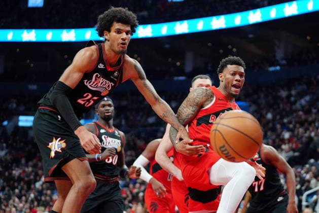 January 11, 2026, Toronto, On, CANADA: Philadelphia 76ers forward Dominick Barlow (25) and Toronto Raptors guard Alijah Martin (55) vie for the loose ball during first half NBA, Basketball Herren, USA basketball action in Toronto, Sunday, Jan. 11, 2026. Canada News - January 11, 2026 - ZUMAc35_ 20260111_zaf_c35_064 Copyright: xFrankxGunnx