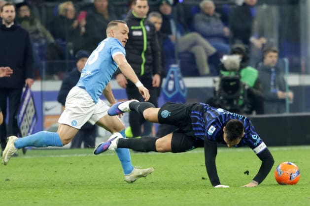 STANISLAV LOBOTKA, Napoli, LAUTARO MARTINEZ, Inter, Serie A, 2025-26, Inter vs Napoli 2-2, 11-01-2026, Contrasto, Action SERIE A 2025-26 INTER-NAPOLI 2-2