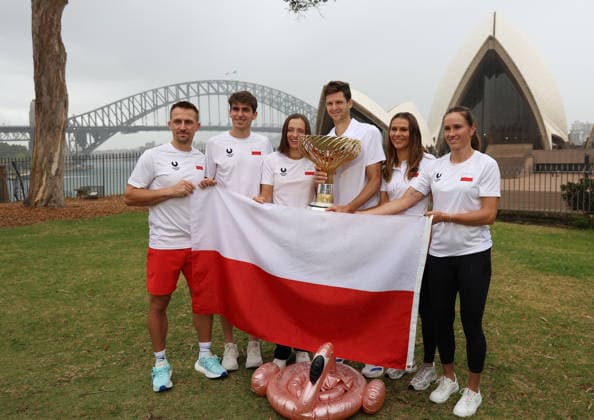 January 12, 2026, Sydney, New South Wales, Australia: JAN ZIELINSKI, MATEUSZ TERCZYNSKI, IGA SWIATEK, HUBERT HURKACZ, KATARZYNA PITER, KATARZYNA KAWA of Poland with the trophy after winning United Cup in front of Opera House, Sydney, Australia. Sydney Australia - ZUMAc278 20260112_zsp_c278_001 Copyright: xMarcinxCholewinskix