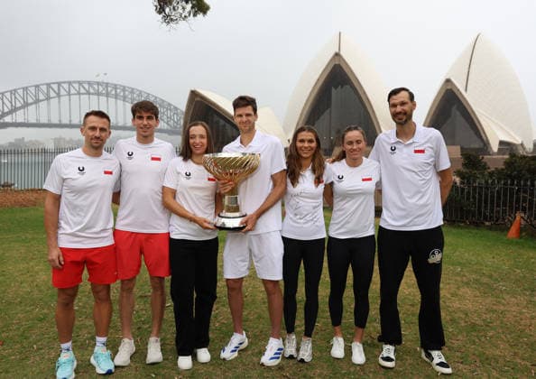 January 12, 2026, Sydney, New South Wales, Australia: JAN ZIELINSKI, MATEUSZ TERCZYNSKI, IGA SWIATEK, HUBERT HURKACZ, KATARZYNA PITER, KATARZYNA KAWA, JAKUB PITER of Poland with the trophy after winning United Cup in front of Opera House, Sydney, Australia. Sydney Australia - ZUMAc278 20260112_zsp_c278_002 Copyright: xMarcinxCholewinskix