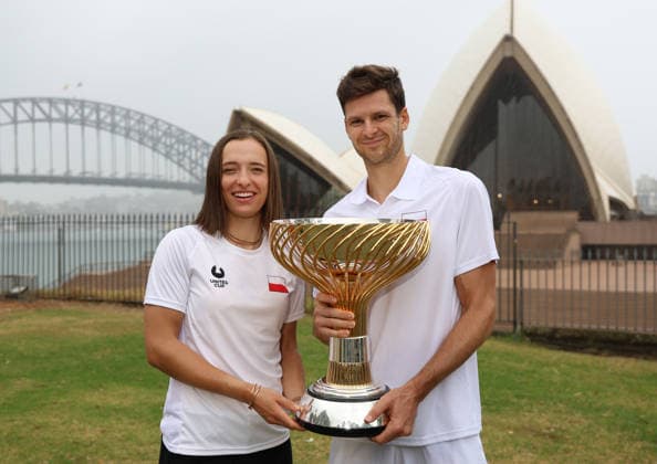 January 12, 2026, Sydney, New South Wales, Australia: IGA SWIATEK and HUBERT HURKACZ of Poland with the trophy after winning United Cup in front of Opera House, Sydney, Australia. Sydney Australia - ZUMAc278 20260112_zsp_c278_003 Copyright: xMarcinxCholewinskix
