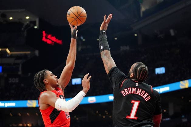 January 11, 2026, Toronto, On, CANADA: Toronto Raptors forward Collin Murray-Boyles (12) drives to the net as Philadelphia 76ers centre Andre Drummond (1) defends during first half NBA, Basketball Herren, USA basketball action in Toronto, Sunday, Jan. 11, 2026. Canada News - January 11, 2026 - ZUMAc35_ 20260111_zaf_c35_068 Copyright: xFrankxGunnx