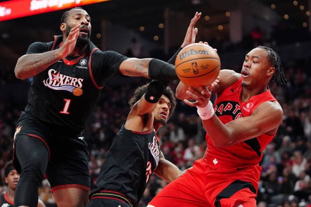 January 11, 2026, Toronto, On, CANADA: Toronto Raptors forward guard Scottie Barnes (4) makes a pass under pressure from Philadelphia 76ers centre Andre Drummond (1) and teammate Dominick Barlow (25) during first half NBA, Basketball Herren, USA basketball action in Toronto, Sunday, Jan. 11, 2026. Canada News - January 11, 2026 - ZUMAc35_ 20260111_zaf_c35_069 Copyright: xFrankxGunnx
