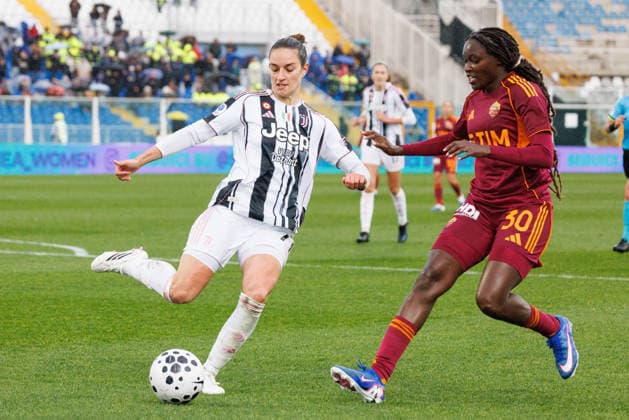 CALCIO - Supercoppa Femminile - Juventus FC vs AS Roma Martina Lenzini of Juventus FC compete for the ball with Omorinsola Babajide of AS Roma during the Italian Women Supercup match between Juventus and AS Roma at Stadio Adriatico on January 11, 2026 in Pescara, Italy. Photo: Cinzia Camela. Pescara Italy  Copyright: xIPAxSport ABACAx