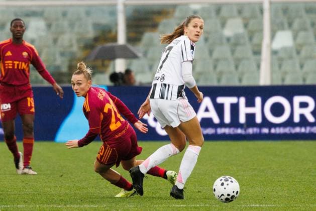 CALCIO - Supercoppa Femminile - Juventus FC vs AS Roma Emma Stolen Godo of Juventus women and Giada Greggi of AS Roma compete for the ball during the Italian Women Super Cup match between Juventus and AS Roma at Stadio Adriatico on January 11, 2026 in Pescara, Italy. Photo: Cinzia Camela. Pescara Italy  Copyright: xIPAxSport ABACAx