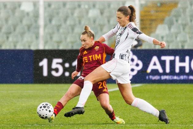 CALCIO - Supercoppa Femminile - Juventus FC vs AS Roma Emma Stolen Godo of Juventus women and Giada Greggi of AS Roma compete for the ball during the Italian Women Super Cup match between Juventus and AS Roma at Stadio Adriatico on January 11, 2026 in Pescara, Italy. Photo: Cinzia Camela. Pescara Italy  Copyright: xIPAxSport ABACAx