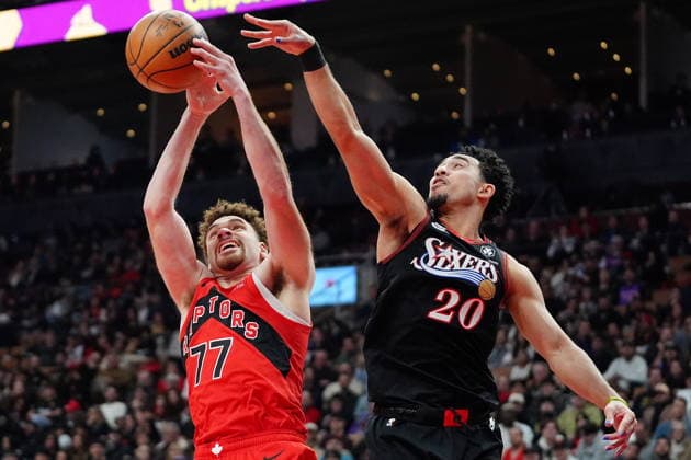 January 11, 2026, Toronto, On, CANADA: Toronto Raptors forward Jamison Battle (77) and Philadelphia 76ers guard Jared McCain (20) vie for the rebound during first half NBA, Basketball Herren, USA basketball action in Toronto, Sunday, Jan. 11, 2026. Canada News - January 11, 2026 - ZUMAc35_ 20260111_zaf_c35_089 Copyright: xFrankxGunnx