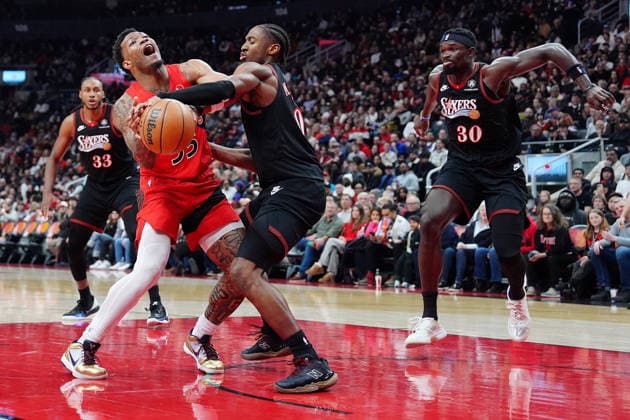 January 11, 2026, Toronto, On, CANADA: Toronto Raptors guard Alijah Martin (55) gets the ball stripped on his way to the hoop by Philadelphia 76ers guard Tyrese Maxey (0) during first half NBA, Basketball Herren, USA basketball action in Toronto, Sunday, Jan. 11, 2026. Canada News - January 11, 2026 - ZUMAc35_ 20260111_zaf_c35_090 Copyright: xFrankxGunnx