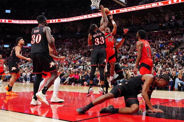 January 11, 2026, Toronto, On, CANADA: Philadelphia 76ers guard Tyrese Maxey (0) rolls on the ground as play continues behind him during first half NBA, Basketball Herren, USA basketball action against the Toronto Raptors, in Toronto, Sunday, Jan. 11, 2026. Canada News - January 11, 2026 - ZUMAc35_ 20260111_zaf_c35_100 Copyright: xFrankxGunnx
