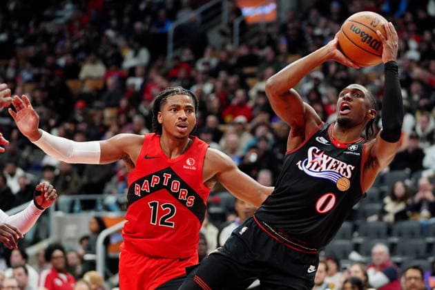 January 11, 2026, Toronto, On, CANADA: Philadelphia 76ers guard Tyrese Maxey (0) takes a shot as Toronto Raptors forward Collin Murray-Boyles (12) looks on during second half NBA, Basketball Herren, USA basketball action in Toronto, Sunday, Jan. 11, 2026. Canada News - January 11, 2026 - ZUMAc35_ 20260111_zaf_c35_110 Copyright: xFrankxGunnx