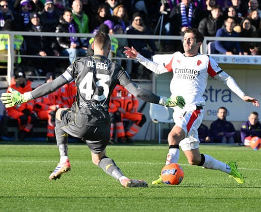 (260112) -- FLORENCE, Jan. 12, 2026 -- AC Milan s Christian Pulisic (R) vies with Fiorentina s goalkeeper David de Gea during a Serie A football match between Fiorentina and AC Milan in Florence, Italy, Jan. 11, 2026. (Photo by Xinhua) (SP)ITALY-FLORENCE-FOOTBALL-SERIE A- FIORENTINA VS AC MILAN AlbertoxLingria 