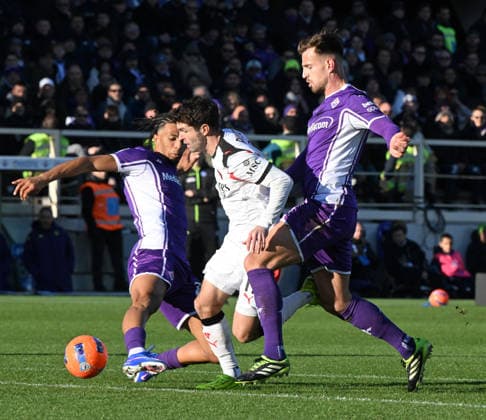 (260112) -- FLORENCE, Jan. 12, 2026 -- AC Milan s Christian Pulisic (C) vies with Fiorentina s Marin Pongracic (R) and Cher Ndour during a Serie A football match between Fiorentina and AC Milan in Florence, Italy, Jan. 11, 2026. (Photo by Xinhua) (SP)ITALY-FLORENCE-FOOTBALL-SERIE A- FIORENTINA VS AC MILAN AlbertoxLingria 