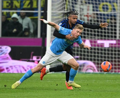 (260112) -- MILAN, Jan. 12, 2026 -- Inter Milan s Manuel Akanji (R) vies with Napoli s Rasmus Hojlund during a Serie A football match between Inter Milan and Napoli in Milan, Italy, Jan. 11, 2026. (Photo by Xinhua) (SP)ITALY-MILAN-FOOTBALL-SERIE A-INTER MILAN VS NAPOLI AlbertoxLingria 