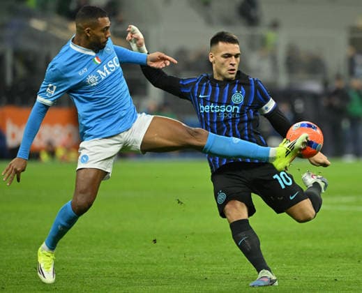 (260112) -- MILAN, Jan. 12, 2026 -- Inter Milan s Lautaro Martinez (R) vies with Napoli s Juan Jesus during a Serie A football match between Inter Milan and Napoli in Milan, Italy, Jan. 11, 2026. (Photo by Xinhua) (SP)ITALY-MILAN-FOOTBALL-SERIE A-INTER MILAN VS NAPOLI AlbertoxLingria 