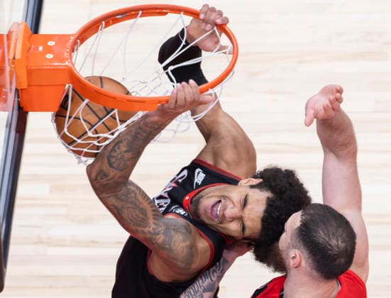 (260112) -- TORONTO, Jan. 12, 2026 -- Dominick Barlow (L) of Philadelphia 76ers dunks during the 2025-2026 NBA, Basketball Herren, USA regular season game between Toronto Raptors and Philadelphia 76ers in Toronto, Canada, on Jan. 11, 2026. (Photo by Xinhua) (SP)CANADA-TORONTO-BASKETBALL-NBA-76ERS VS RAPTORS ZouxZheng 