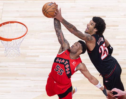 (260112) -- TORONTO, Jan. 12, 2026 -- Alijah Martin (L) of Toronto Raptors fights for a rebound with Dominick Barlow of Philadelphia 76ers during the 2025-2026 NBA, Basketball Herren, USA regular season game between Toronto Raptors and Philadelphia 76ers in Toronto, Canada, on Jan. 11, 2026. (Photo by Xinhua) (SP)CANADA-TORONTO-BASKETBALL-NBA-76ERS VS RAPTORS ZouxZheng 