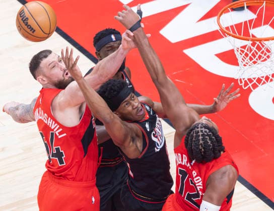 (260112) -- TORONTO, Jan. 12, 2026 -- V. J. Edgecombe (2nd R) of Philadelphia 76ers goes for a layup during the 2025-2026 NBA, Basketball Herren, USA regular season game between Toronto Raptors and Philadelphia 76ers in Toronto, Canada, on Jan. 11, 2026. (Photo by Xinhua) (SP)CANADA-TORONTO-BASKETBALL-NBA-76ERS VS RAPTORS ZouxZheng 