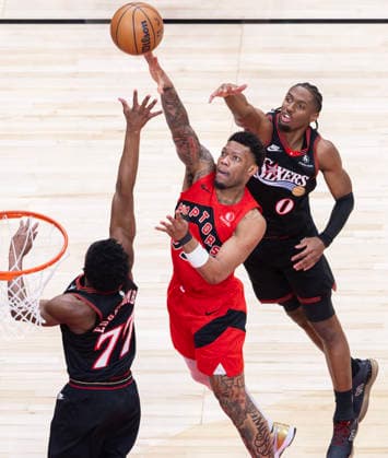 (260112) -- TORONTO, Jan. 12, 2026 -- Alijah Martin (C) of Toronto Raptors goes for a layup during the 2025-2026 NBA, Basketball Herren, USA regular season game between Toronto Raptors and Philadelphia 76ers in Toronto, Canada, on Jan. 11, 2026. (Photo by Xinhua) (SP)CANADA-TORONTO-BASKETBALL-NBA-76ERS VS RAPTORS ZouxZheng 