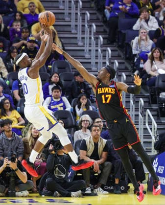 (260112) -- SAN FRANCISCO, Jan. 12, 2026 -- Golden State Warriors Jimmy Butler (L) shoots during the 2025-2026 NBA, Basketball Herren, USA regular season basketball match between Golden State Warriors and Atlanta Hawks in San Francisco, the United States, Jan. 11, 2026. (Photo by Xinhua) (SP)U.S.-SAN FRANCISCO-BASKETBALL-NBA-WARRIORS VS HAWKS ArthurxDong 