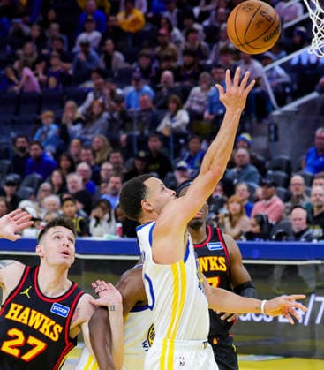 (260112) -- SAN FRANCISCO, Jan. 12, 2026 -- Golden State Warriors Stephen Curry (C) goes for a lay-up during the 2025-2026 NBA, Basketball Herren, USA regular season basketball match between Golden State Warriors and Atlanta Hawks in San Francisco, the United States, Jan. 11, 2026. (Photo by Xinhua) (SP)U.S.-SAN FRANCISCO-BASKETBALL-NBA-WARRIORS VS HAWKS ArthurxDong 