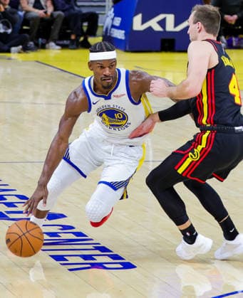 (260112) -- SAN FRANCISCO, Jan. 12, 2026 -- Golden State Warriors Jimmy Butler (L) breaks through during the 2025-2026 NBA, Basketball Herren, USA regular season basketball match between Golden State Warriors and Atlanta Hawks in San Francisco, the United States, Jan. 11, 2026. (Photo by Xinhua) (SP)U.S.-SAN FRANCISCO-BASKETBALL-NBA-WARRIORS VS HAWKS ArthurxDong 