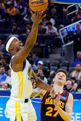 (260112) -- SAN FRANCISCO, Jan. 12, 2026 -- Golden State Warriors Jimmy Butler (L) goes for a lay-up during the 2025-2026 NBA, Basketball Herren, USA regular season basketball match between Golden State Warriors and Atlanta Hawks in San Francisco, the United States, Jan. 11, 2026. (Photo by Xinhua) (SP)U.S.-SAN FRANCISCO-BASKETBALL-NBA-WARRIORS VS HAWKS ArthurxDong 