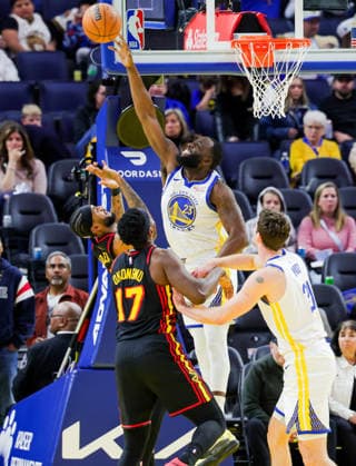 (260112) -- SAN FRANCISCO, Jan. 12, 2026 -- Golden State Warriors Draymond Green (top) defends during the 2025-2026 NBA, Basketball Herren, USA regular season basketball match between Golden State Warriors and Atlanta Hawks in San Francisco, the United States, Jan. 11, 2026. (Photo by Xinhua) (SP)U.S.-SAN FRANCISCO-BASKETBALL-NBA-WARRIORS VS HAWKS ArthurxDong 