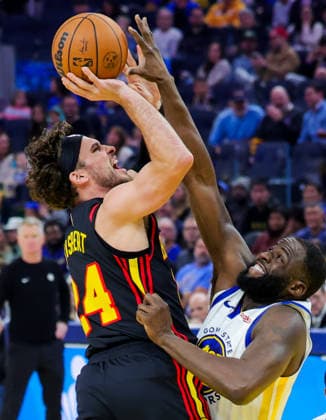 (260112) -- SAN FRANCISCO, Jan. 12, 2026 -- Golden State Warriors Draymond Green (R) defends during the 2025-2026 NBA, Basketball Herren, USA regular season basketball match between Golden State Warriors and Atlanta Hawks in San Francisco, the United States, Jan. 11, 2026. (Photo by Xinhua) (SP)U.S.-SAN FRANCISCO-BASKETBALL-NBA-WARRIORS VS HAWKS ArthurxDong 