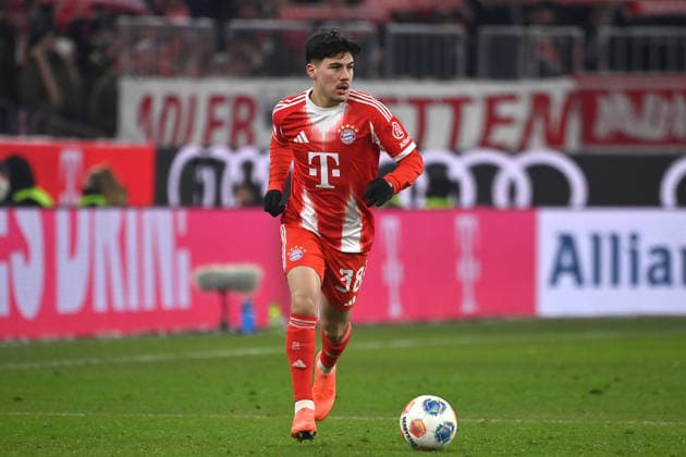 Felipe CHAVEZ Bayern Muenchen , action,single action,single image,cropped image,full body shot,whole figure Football 1 Bundesliga Season 2025 2026, 16 Matchday, Matchday16 FC Bayern Muenchen VfL Wolfsburg 8 1 on 11 01 2026 , A L L I A N Z A R E N A