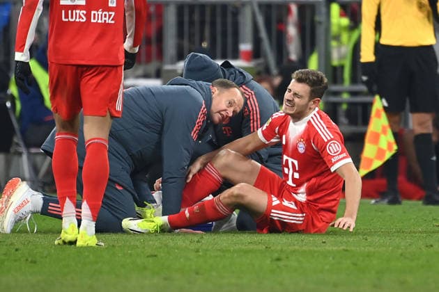 Josip STANISIC Bayern Muenchen injured on the ground, injury, needs treatment Team doctor Dr Jochen Hahne, Football 1 Bundesliga Season 2025 2026, 16 Matchday, Matchday16 FC Bayern Muenchen VfL Wolfsburg 8 1 on 11 01 2026 , A L L I A N Z A R E N A