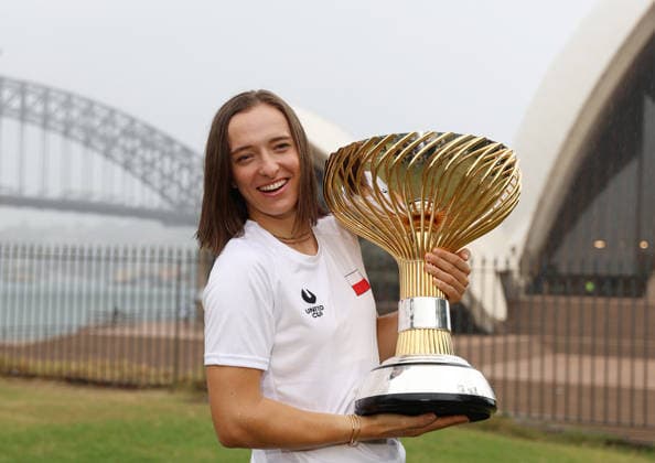 January 12, 2026, Sydney, New South Wales, Australia: IGA SWIATEK of Poland with the trophy after winning United Cup in front of Opera House, Sydney, Australia. Sydney Australia - ZUMAc278 20260112_zsp_c278_009 Copyright: xMarcinxCholewinskix