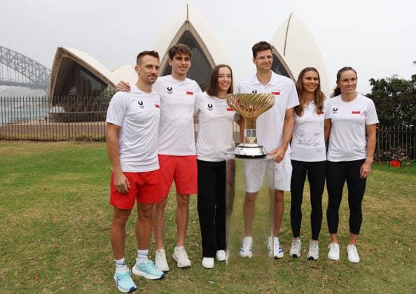 January 12, 2026, Sydney, New South Wales, Australia: JAN ZIELINSKI, MATEUSZ TERCZYNSKI, IGA SWIATEK, HUBERT HURKACZ, KATARZYNA PITER, KATARZYNA KAWA of Poland with the trophy after winning United Cup in front of Opera House, Sydney, Australia. Sydney Australia - ZUMAc278 20260112_zsp_c278_010 Copyright: xMarcinxCholewinskix
