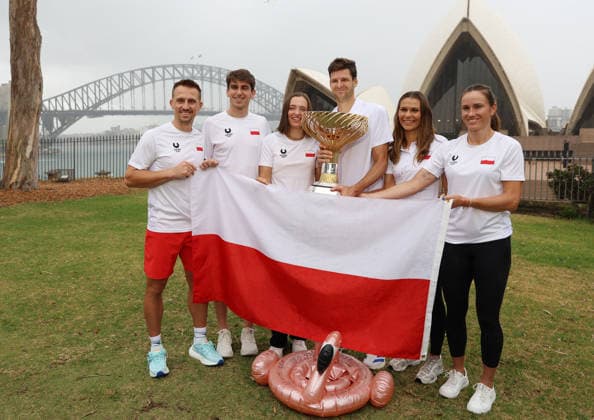 January 12, 2026, Sydney, New South Wales, Australia: JAN ZIELINSKI, MATEUSZ TERCZYNSKI, IGA SWIATEK, HUBERT HURKACZ, KATARZYNA PITER, KATARZYNA KAWA of Poland with the trophy after winning United Cup in front of Opera House, Sydney, Australia. Sydney Australia - ZUMAc278 20260112_zsp_c278_011 Copyright: xMarcinxCholewinskix