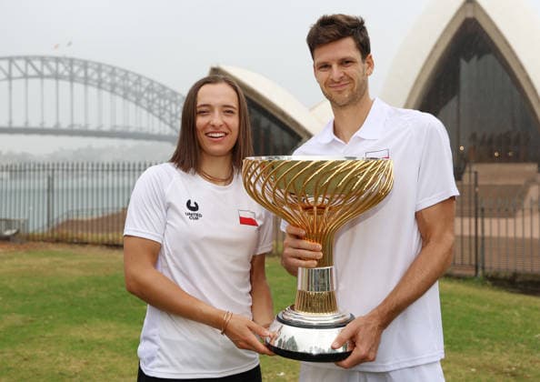 January 12, 2026, Sydney, New South Wales, Australia: IGA SWIATEK, HUBERT HURKACZ of Poland with the trophy after winning United Cup in front of Opera House, Sydney, Australia. Sydney Australia - ZUMAc278 20260112_zsp_c278_012 Copyright: xMarcinxCholewinskix
