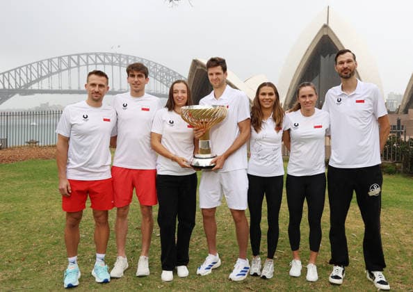 January 12, 2026, Sydney, New South Wales, Australia: JAN ZIELINSKI, MATEUSZ TERCZYNSKI, IGA SWIATEK, HUBERT HURKACZ, KATARZYNA PITER, KATARZYNA KAWA, JAKUB PITER of Poland with the trophy after winning United Cup in front of Opera House, Sydney, Australia. Sydney Australia - ZUMAc278 20260112_zsp_c278_013 Copyright: xMarcinxCholewinskix
