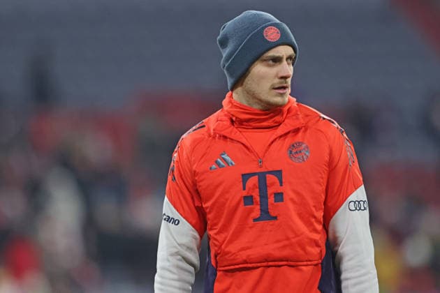 44 Josip Stanisic FCB Aufwaermen, Aufwaermtrikot, Portraet, Portrait, Fußball 1 BL FC Bayern München VfL Wolfsburg 11 01 2026 Allianz Arena PHOTO Mladen Lackovic LakoPress