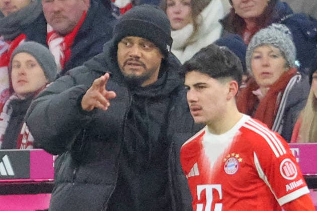 38 Felipe Chavez and coach Vincent Kompany FCB player change, substitution, instructions, portrait, portrait, football 1 BL FC Bayern Munich VfL Wolfsburg 11 01 2026 Allianz Arena PHOTO Mladen Lackovic LakoPress