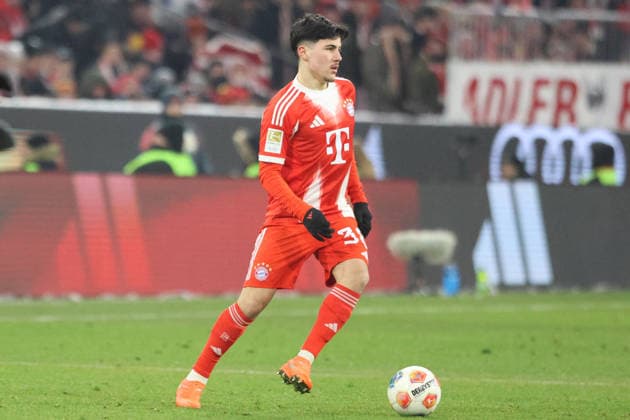 Felipe Chavez FCB action, single image, cropped image, on the ball Football 1 BL FC Bayern München VfL Wolfsburg 11 01 2026 Allianz Arena PHOTO Mladen Lackovic LakoPress